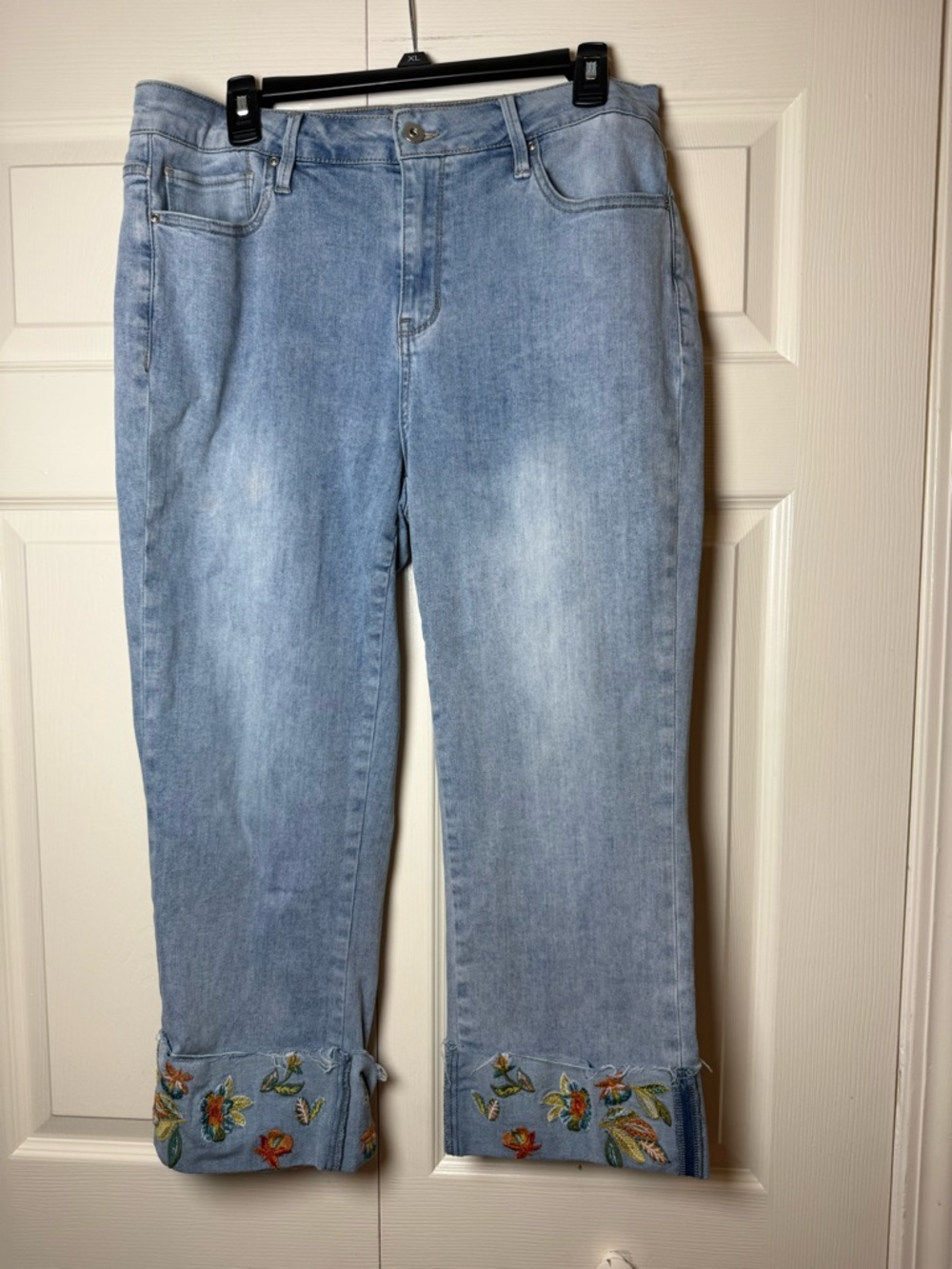 Charlie B‎ Women’s Floral Embroidered Cuff Capri Jeans